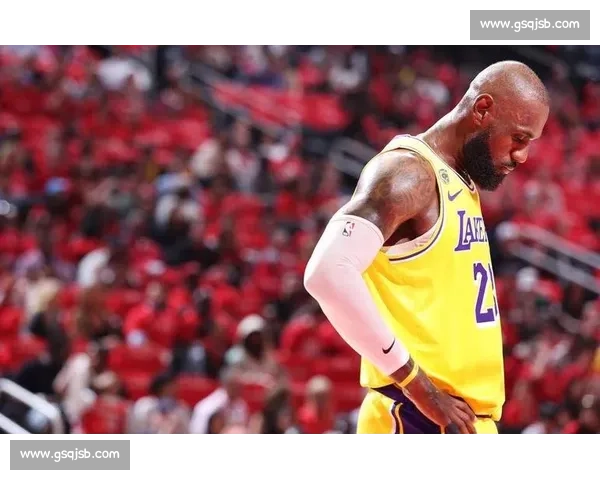 热火湖人第四场鏖战詹姆斯对决巴特勒成系列赛转折点关键夜巨星表现左右胜负走势